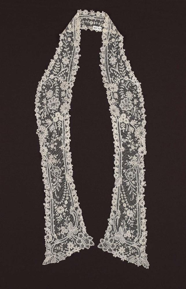 Narrow collar with lappets