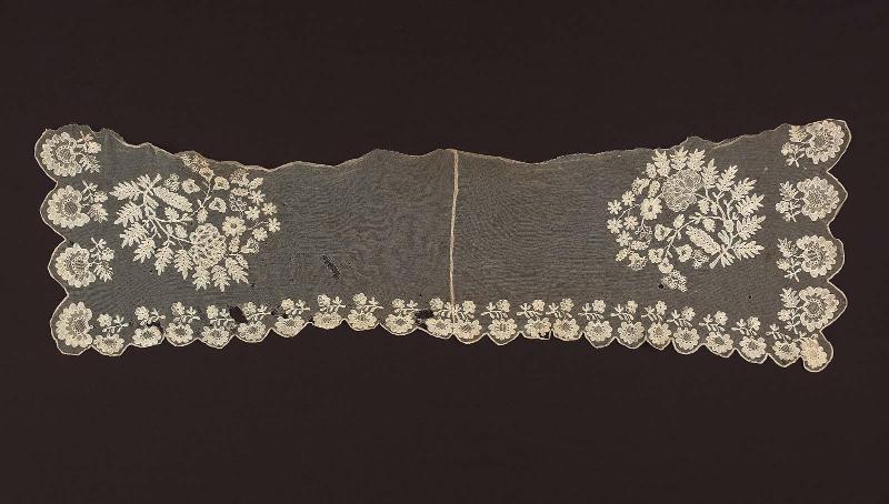 Lace collar