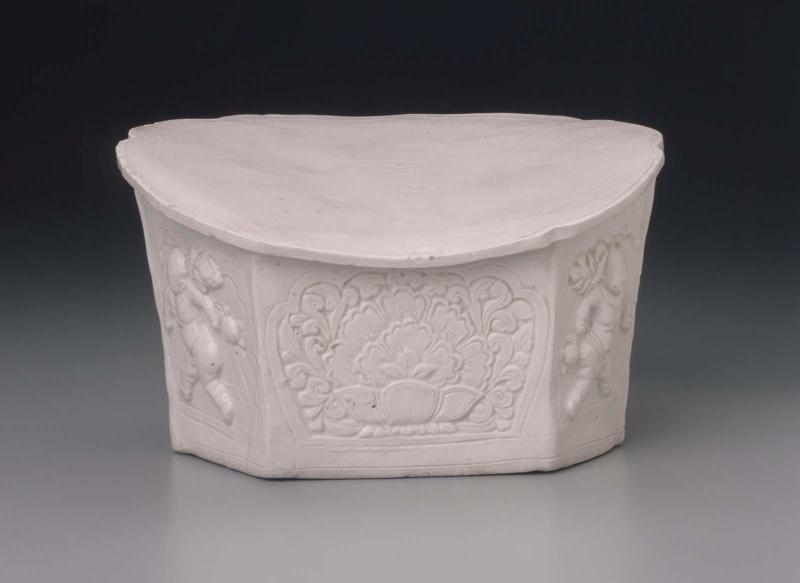Seven-sided pillow with figures of horsemen