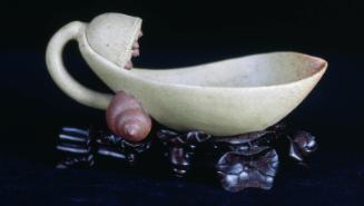 Water dropper in the shape of a lotus petal