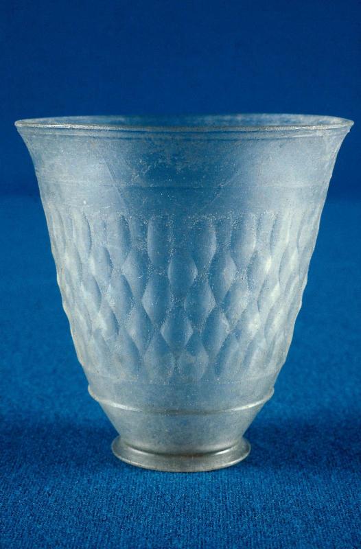Facet-cut beaker