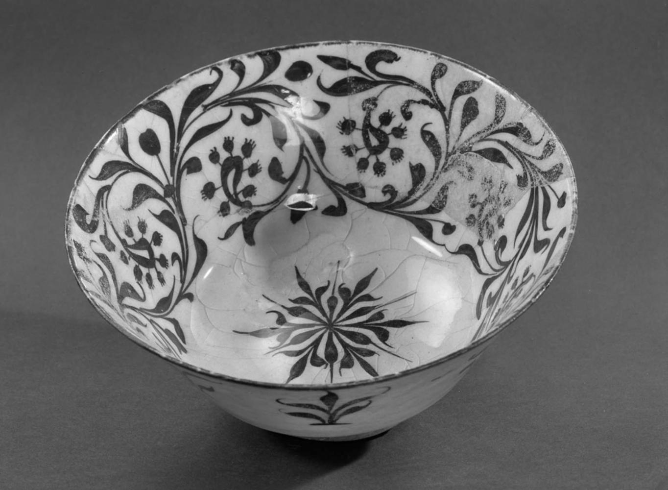 Bowl with vegetal designs