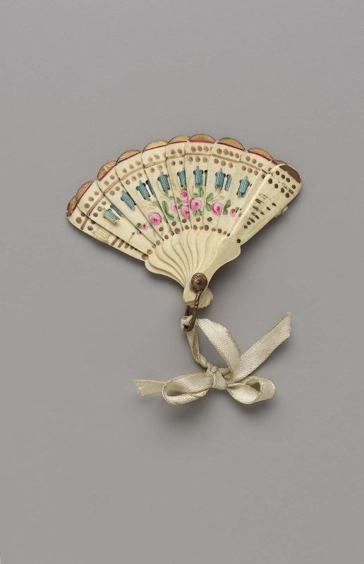 Doll's brisé fan