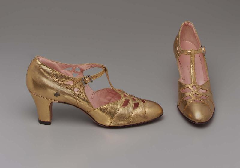 Shoes (a pair)