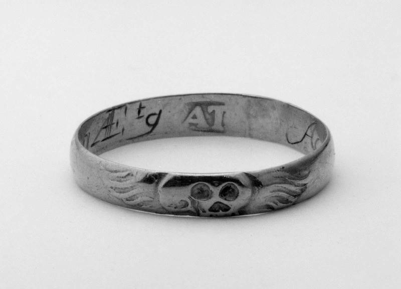 Gold mourning ring