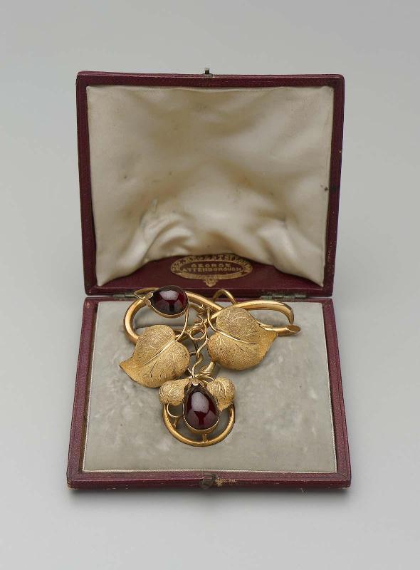 Suite of jewelry in three parts (brooch)