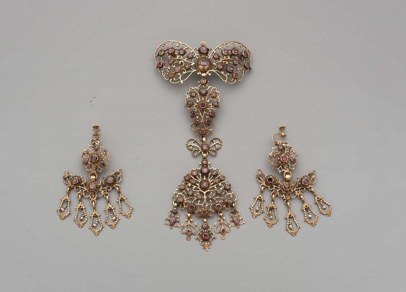 Suite of jewelry