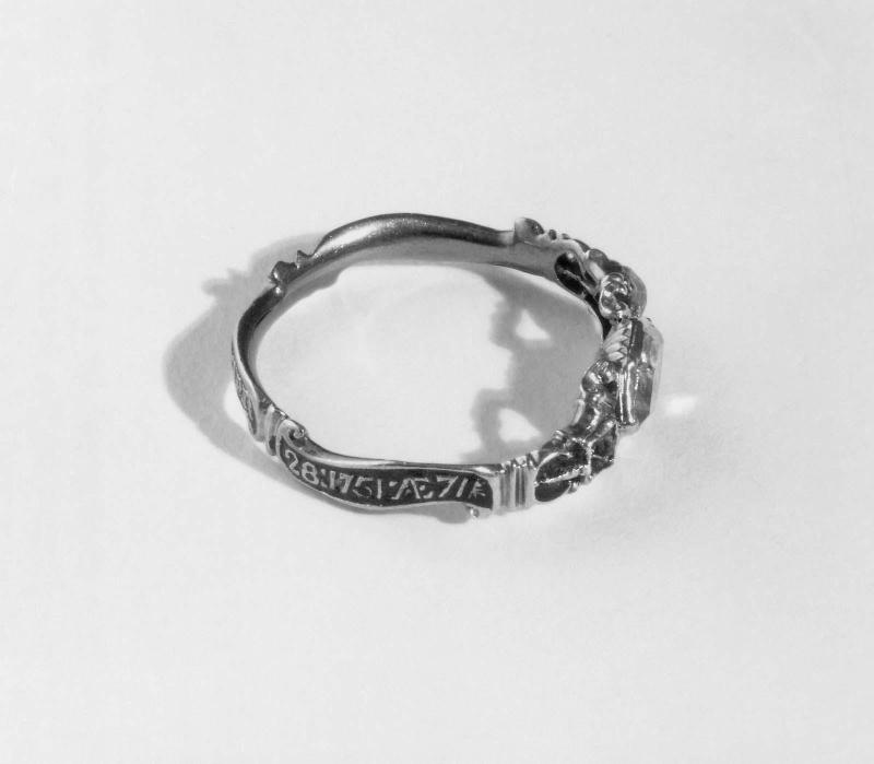 Gold mourning ring