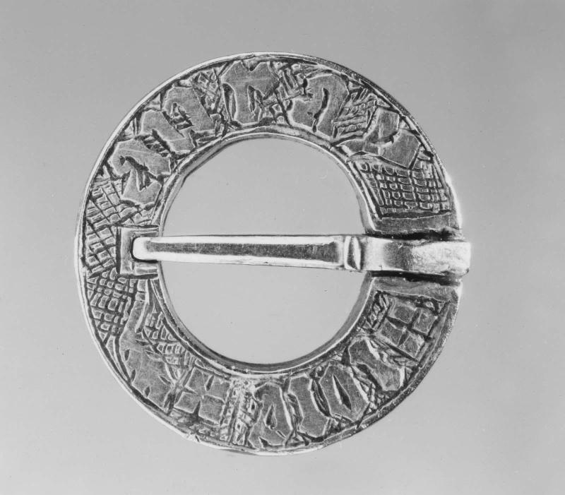Ring brooch