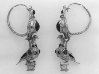 Earring with a dove standing on an altar