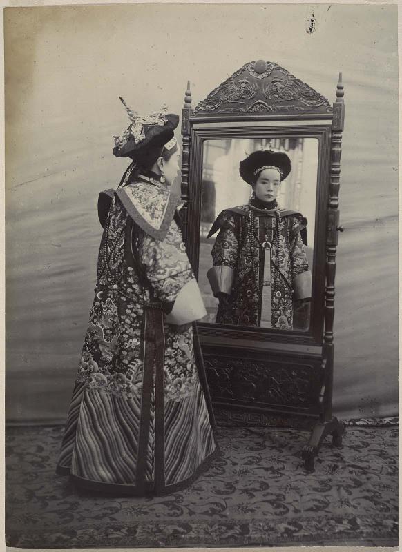 Princess Su in robes of state