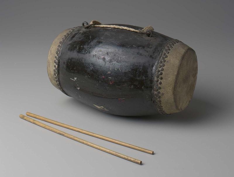 Barrel drum (huagu) and two mallets
