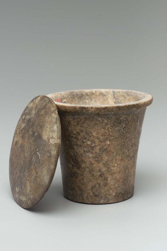 Concave beaker with lid