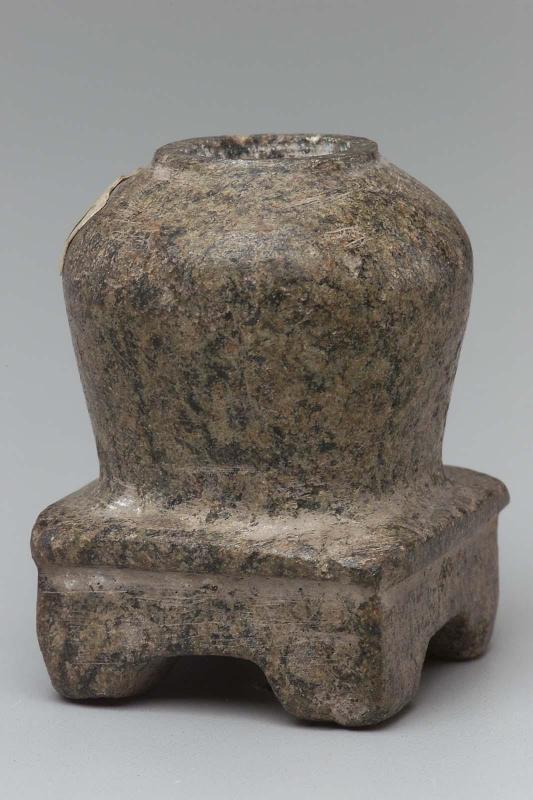 Kohl jar with attached stand