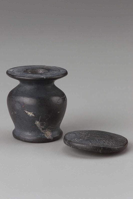 Kohl pot with lid