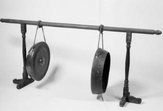 Stand crossbar for gong (gong suwukan)