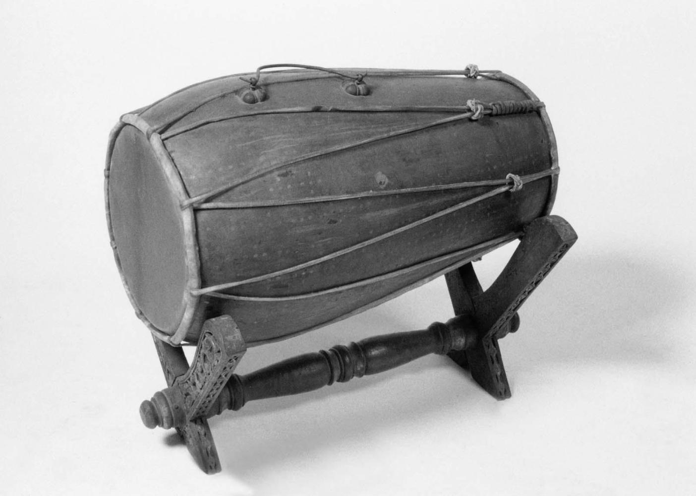 Double-conical drum (kendhang batangan)