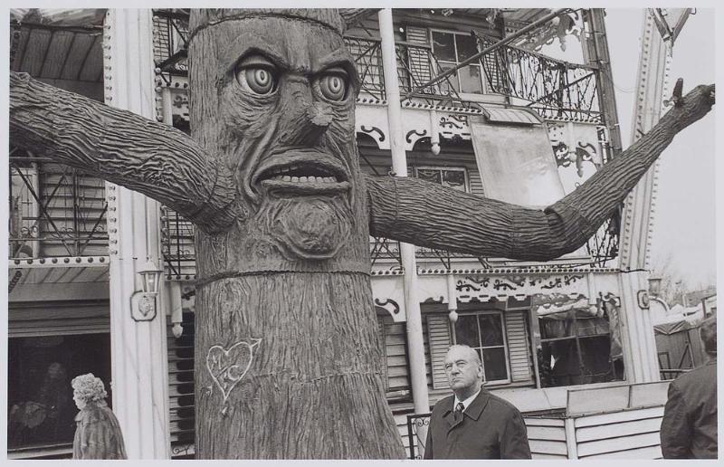 Hamburg Schützenfest, Man and Tree