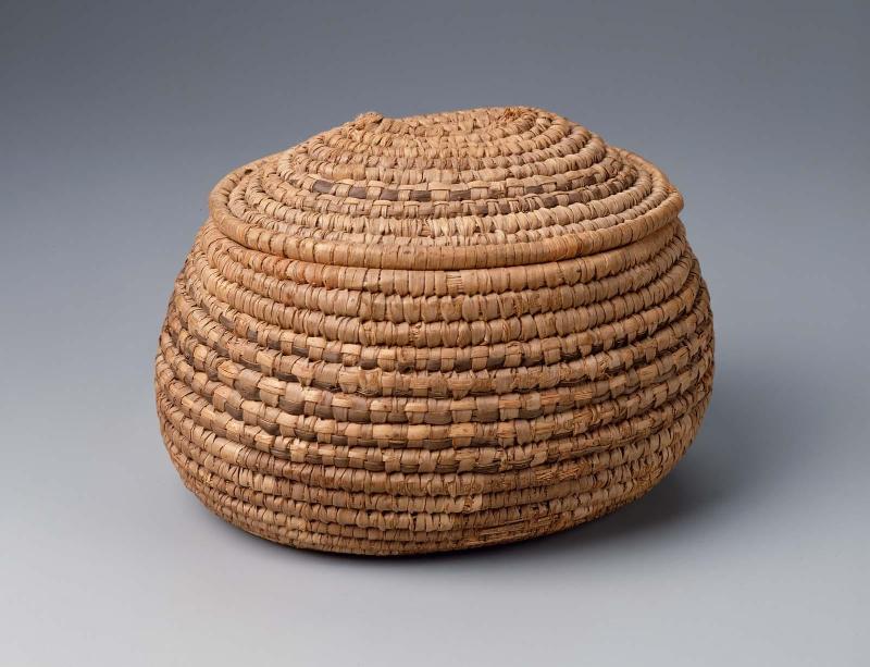 Oval basket with lid