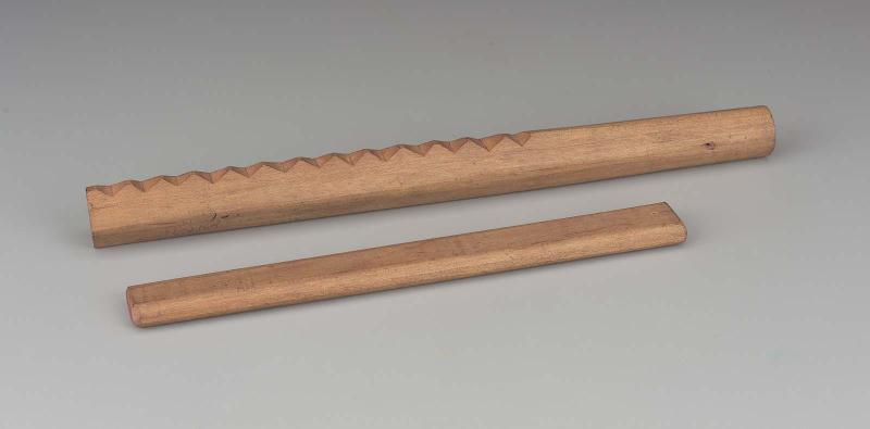 Scraper and rod (kano'oskae', after 19th-century Seneca people type)