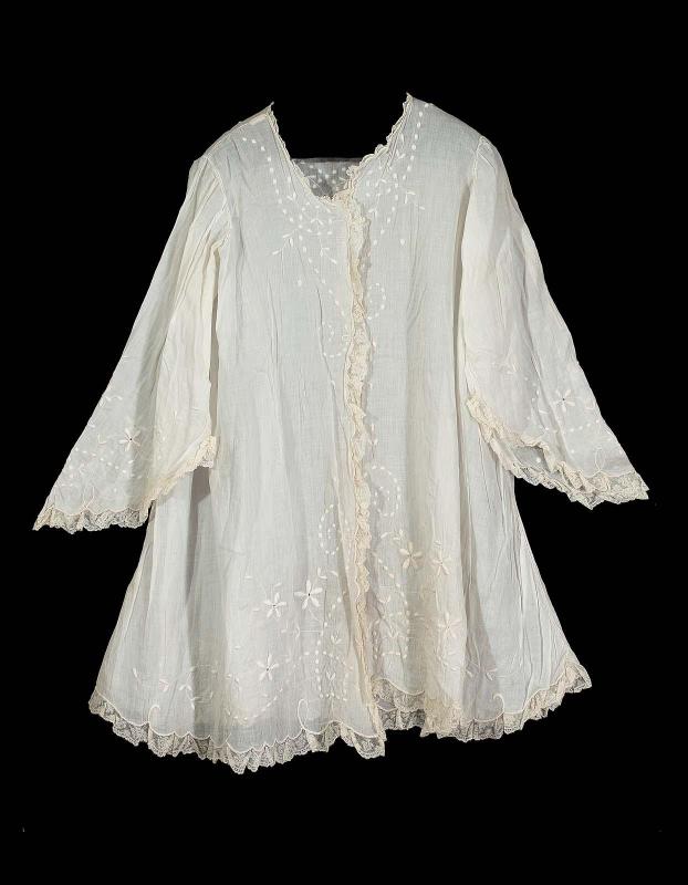 A sacque of white cotton muslin