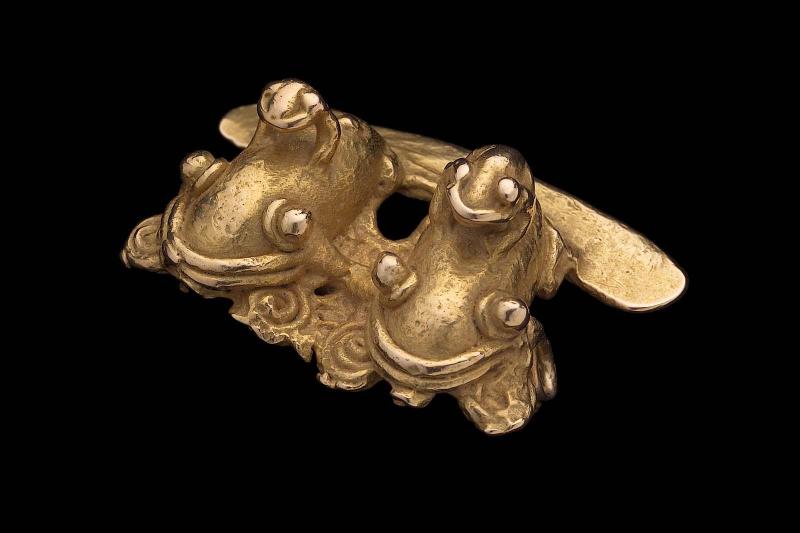 Double frog effigy pendant