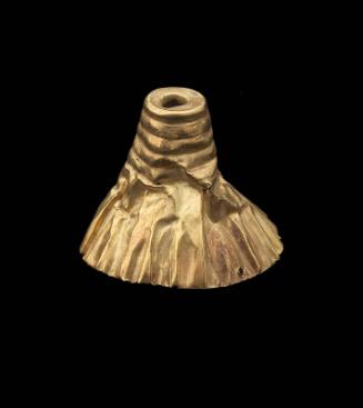 Crenelated, funnel-shaped object