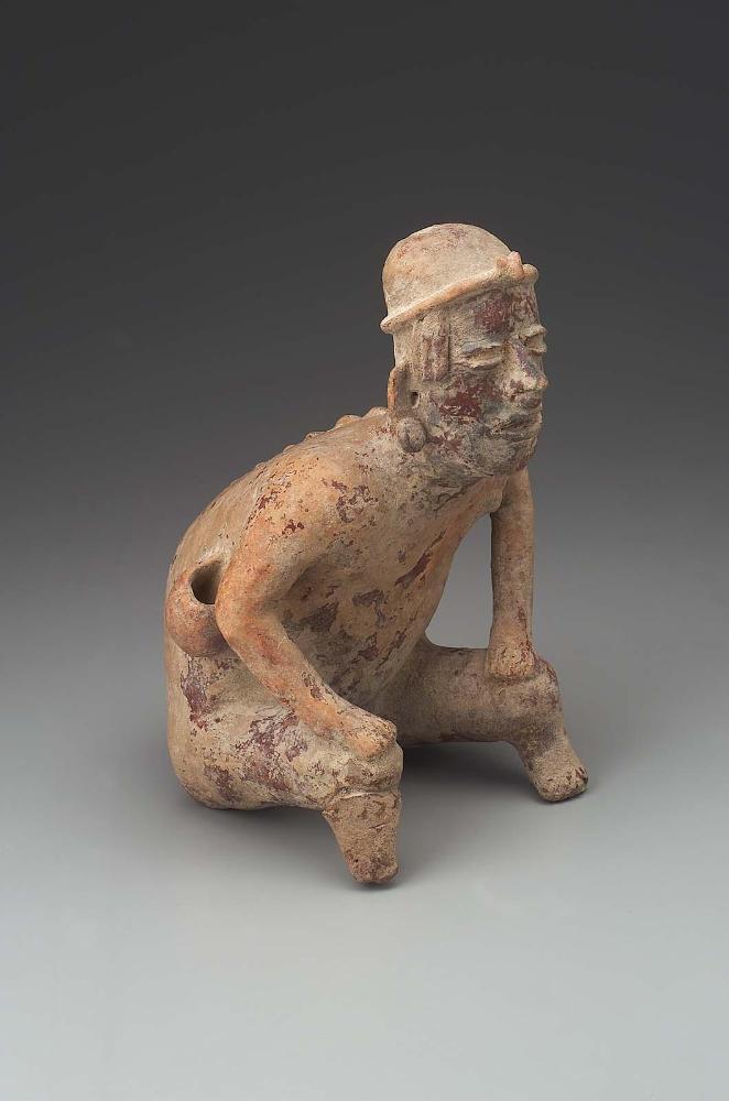 Seated male hunchback effigy