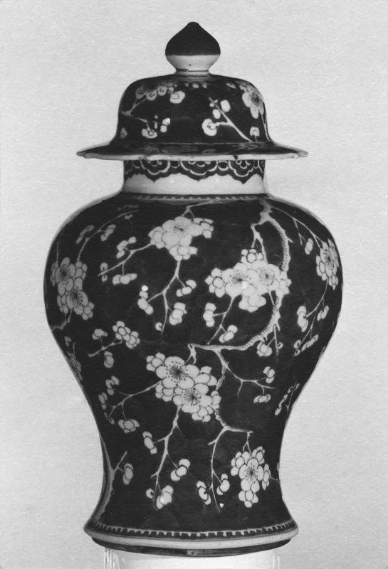 Covered jar with blue-and-white decoration of plum blossom on ice crackle ground