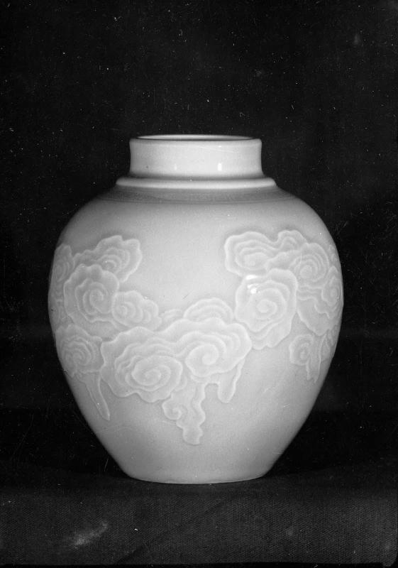 Jar with a design of reishi (linzhi)