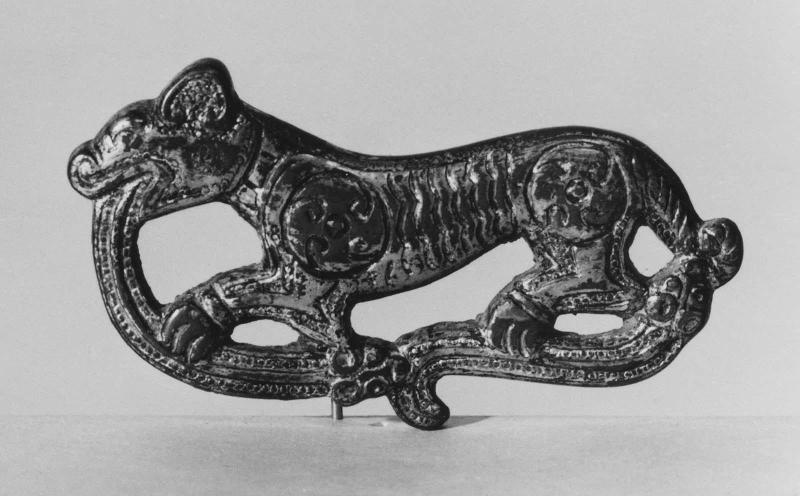 Belt clasp in the form of a tiger battling snakes