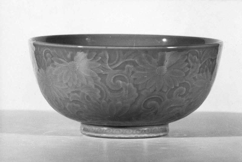 Bowl with a design of chrysanthemum arabesque