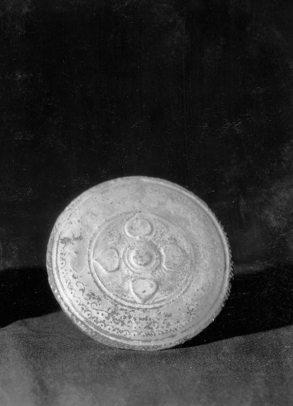 Lid for a tripod vessel decorated with green lead glaze