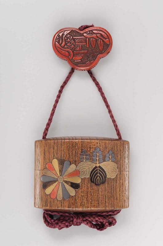Single-case inro with crest design