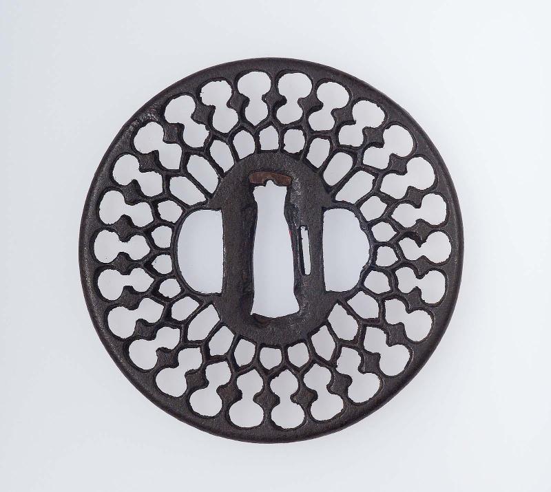 Tsuba with design of radiating net pattern