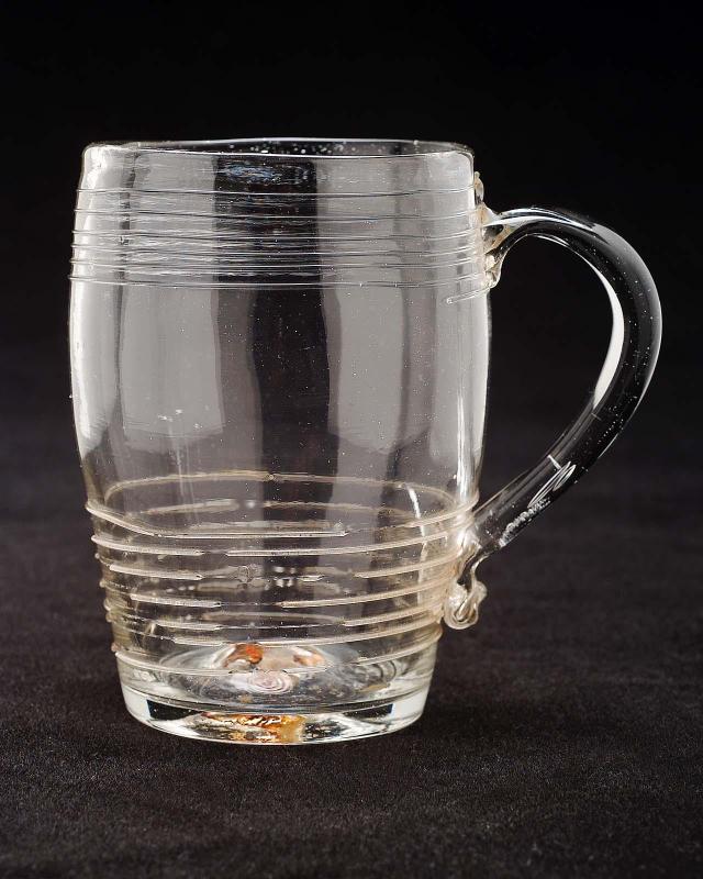 Barrel-shaped mug