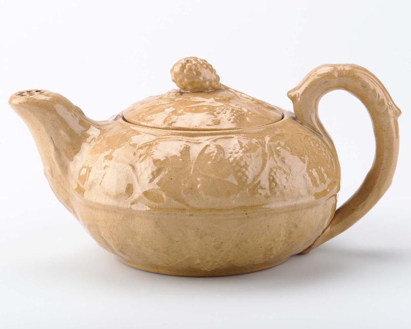 Teapot with lid