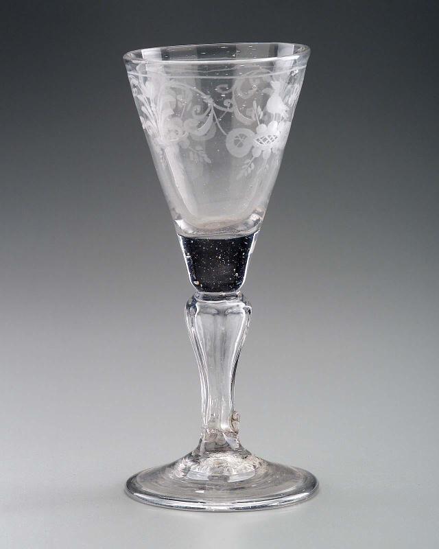 Wine glass with molded pedestal stem