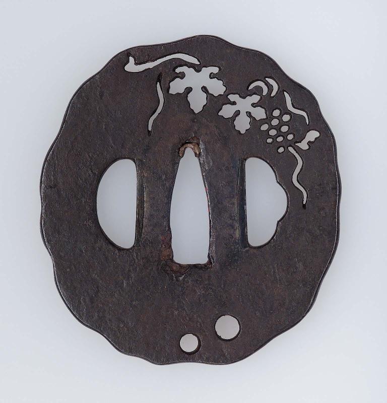 Tsuba with design of grapevine