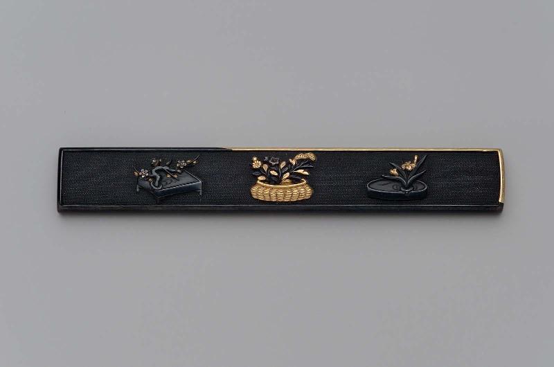 Kozuka with design of flower arrangements
