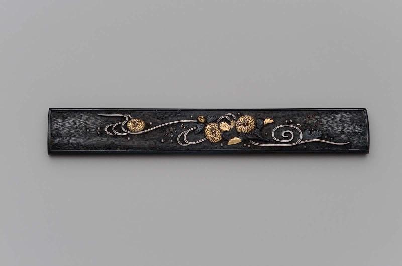 Kozuka with design of chrysanthemums and waves