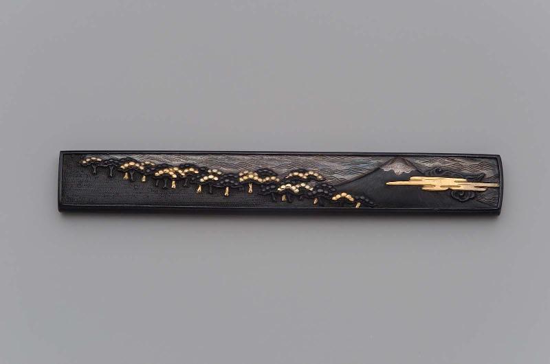 Kozuka with design of pine trees under Mount Fuji