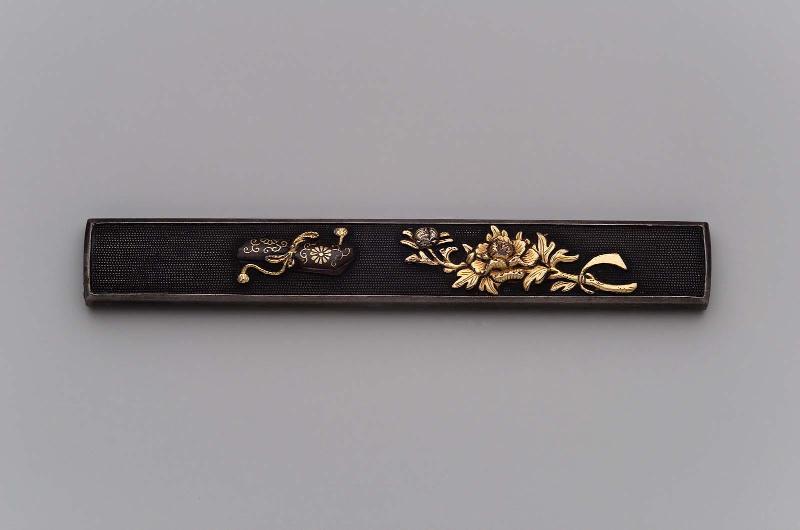 Kozuka with design of peony and letter-case (fubako)