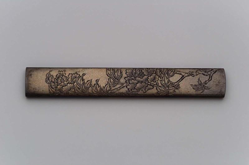 Kozuka with design of peonies