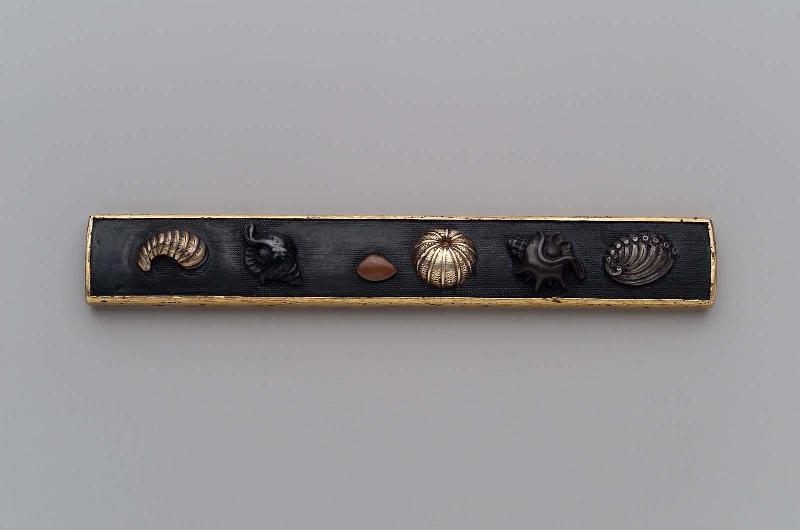 Kozuka with design of sea-shells