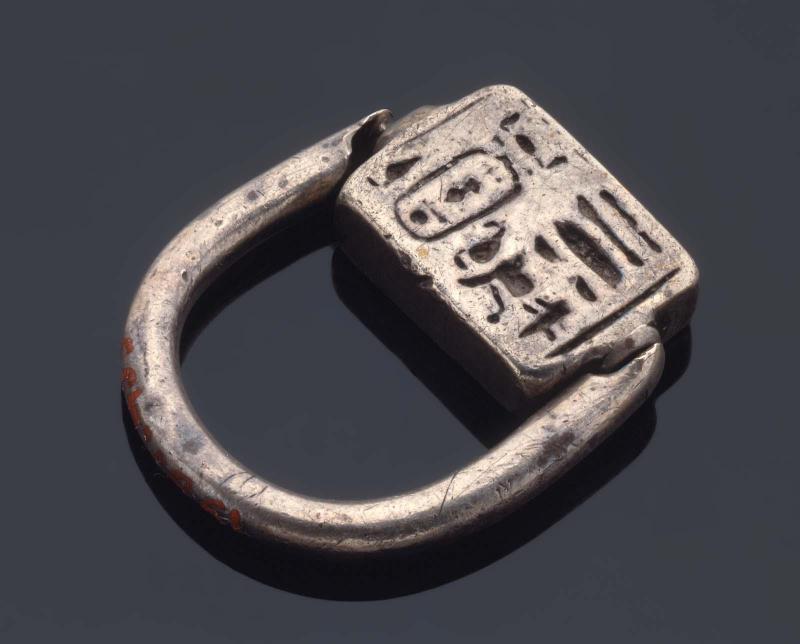 Signet ring with prenomen of Amenhotep II