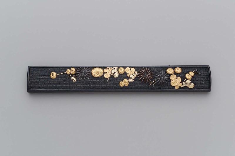 Kozuka with design of show chrysanthemums