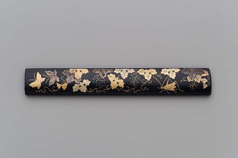 Kozuka with design of cricket, butterflies and grapevine