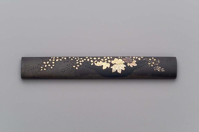 Kozuka with design of a flower arrangement in a hanging container