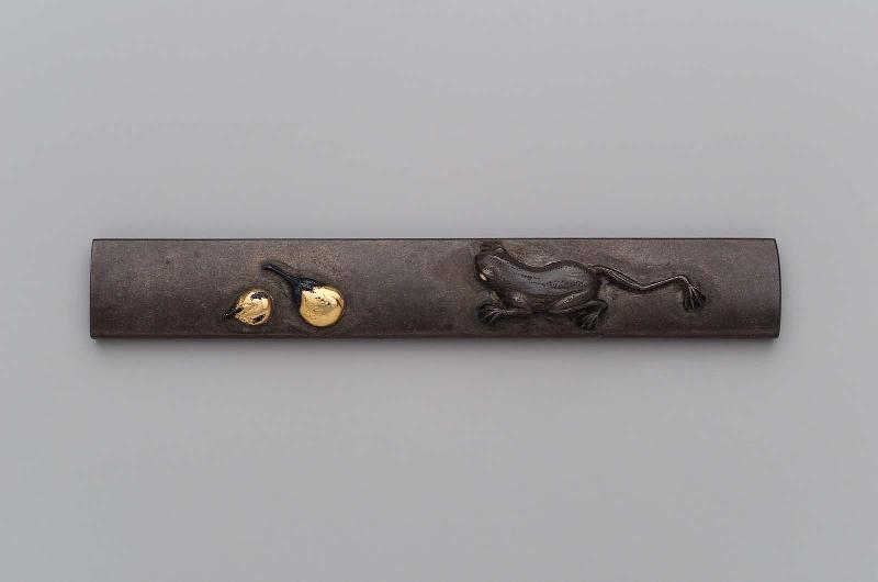 Kozuka with design of tree frog and eggplants